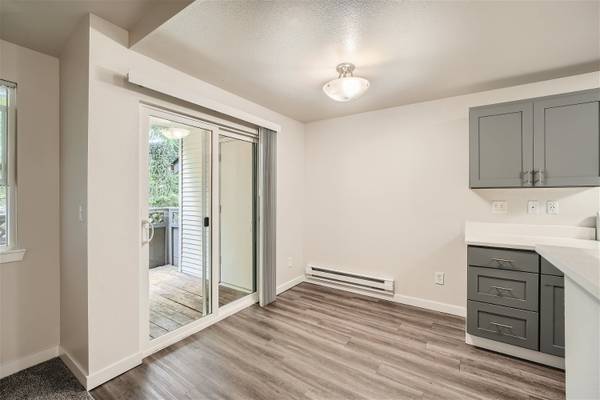 $1,900 / 2br - 942ft2 - Renovated 2 Bedroom 2 Bath Available Now!! 1 Month FREE Rent! (Olympia)63874306751491124