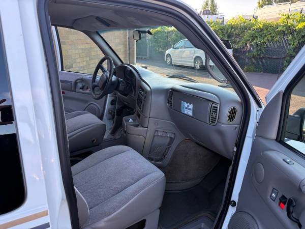 2003 GMC Safari - PASSENGER - Photo 9