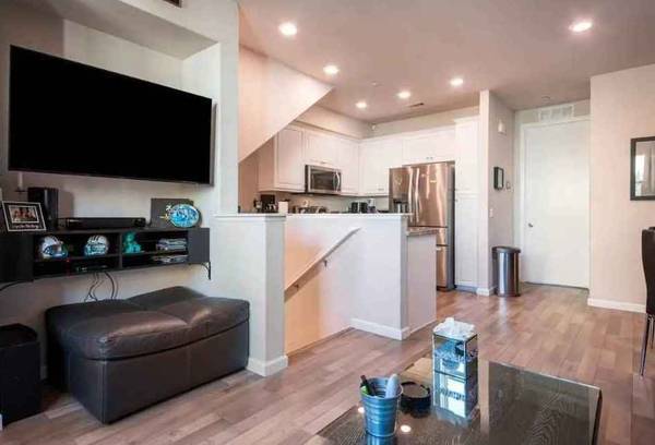 $515 / 2br - . Habitación espaciosa y baño listos ahora en hogar limpio y tranquilo (sunnyvale)63667975753345123