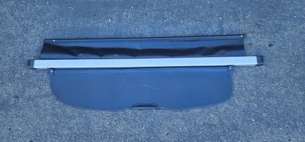 Subaru Retractable Cargo Area Cover 1