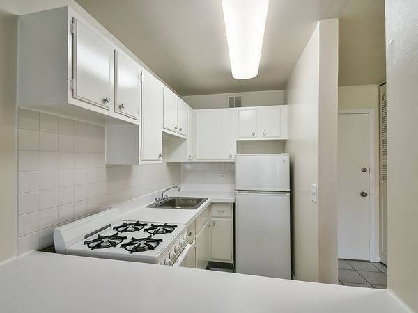 $1,130 / 1br - 710ft2 - Your next chapter starts here — ready to make the move? Apply today! (1610 Sunset Ave, Waukegan, IL)63846719515905122