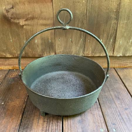 ANTIQUE CAST IRON POT WITH HANDLE 1