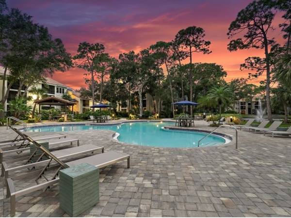 $1,899 / 2br - 1000ft2 - Lavadora/Secadora, Techos Altos, Entrada Privada (Gulf gate)63791154658561122