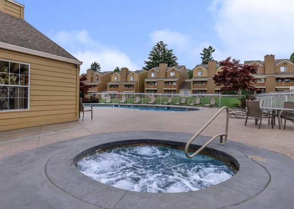$1,895 / 2br - Business Center, Wood Burning Fireplace + 2 Bed Apt + in Unit WD Set (Tigard)63831327562497123