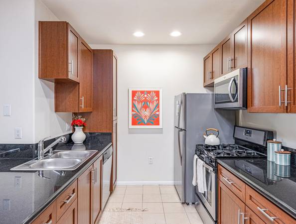 $2,599 / 1br - 1 dormitorio (325 W. Adams Blvd. , Los Ángeles, CA)63953080603650124