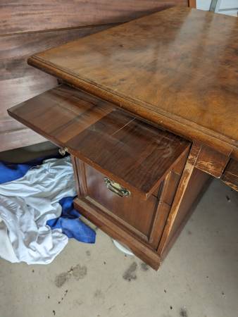 Elegant wood executive desk ca. 2015 1