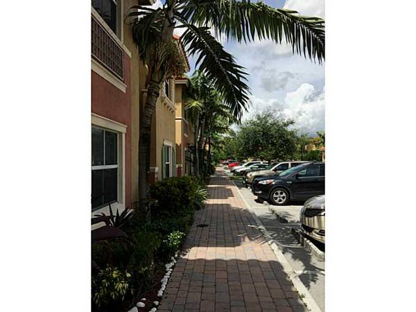 $2,850 / 3br - $2850 ENORMOUS 3B/2.5B PEMBROKE CAY (PEMBROKE PINES)64051004092290123