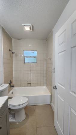 $1,700 / 2br - 1100ft2 - Huge two bedroom one bath in Pompano 1700 a month (Pompano Beach)64049277460611123