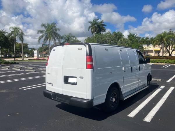 2011 Chevrolet Express - Photo 4