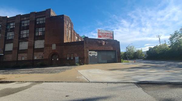 $1,450,000 / 350000ft2 - Off Market Warehouse Across From Amazon (Cleveland)63924296064258120