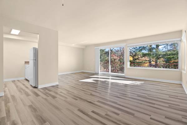 $2,300 / 2br - 919ft2 - 2BD 1BA, Courtyard with BBQ, Washer/Dryer (40 Newport Way NW, Issaquah, WA)63688333285507120