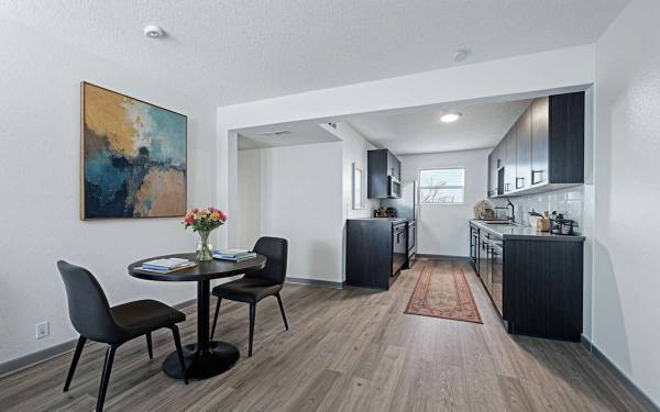 2/bd, Soft Close Kitchen Cabinets, Free Common Area Wifi 1