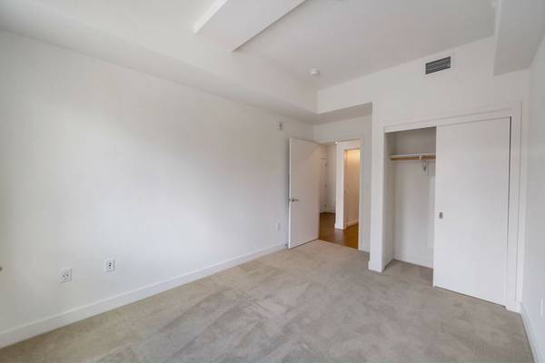 $2,399 / 1br - 940ft2 - 8 Semanas Gratis + $500, Acceso a Ascensor, Puntuación de Tránsito 86 (centro de Oakland)63667924341889124