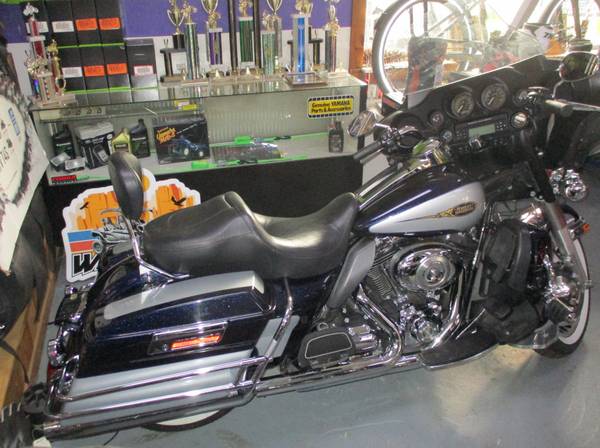 2009 Harley FLHTCU Electra Glide Ultra Classic Touring - White Walls 1
