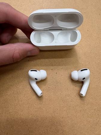 Apple AirPods Pro 1st gen 1