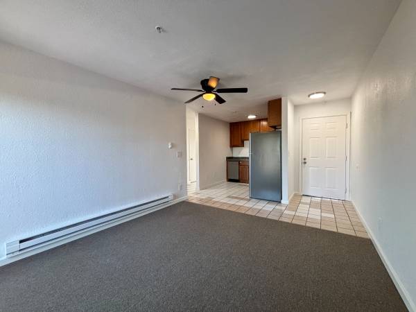 $2,295 / 3br - 825ft2 - Top floor, renovated 3bd in Secure Community! Balcony, Parking, More! (hayward / castro valley)63664203391489124