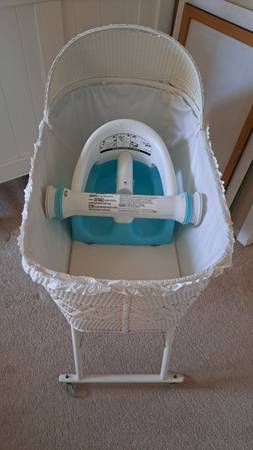 Baby stuff bassinet and bathtub seat 1