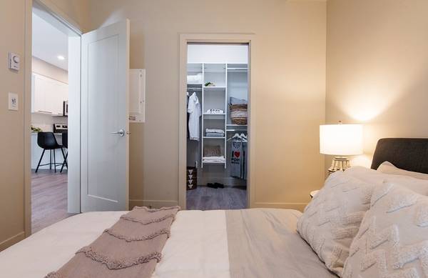 Modern 1BR/Full size W&D/Vinyl floors/Close to Skytrain/No pets! 5