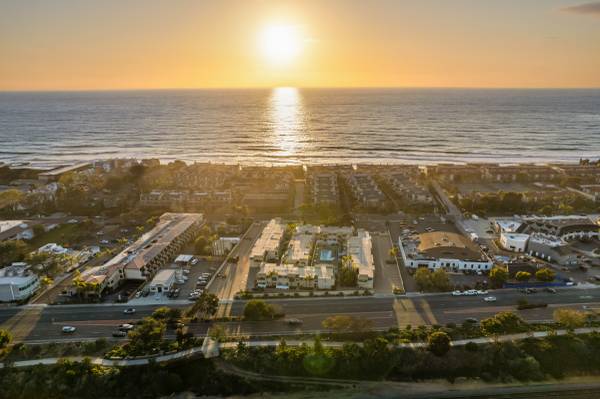 $199 / 2br - Best Vacation Spot - Studio/1/2bdr Beach Resort Condos @ Beach & Fair (Solana Beach)