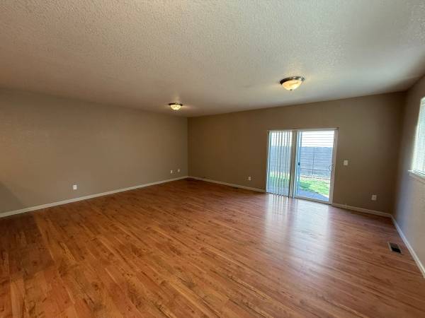 $2,395 / 4br - 1889ft2 - Live large, dream bigger: Spacious 4 BR, 2.5 BA available! (Salem)63620907488641121