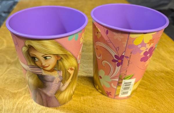 Hallmark Disney Tangled 16 oz Plastic Party Cups (Rapunzel with Frog) 1