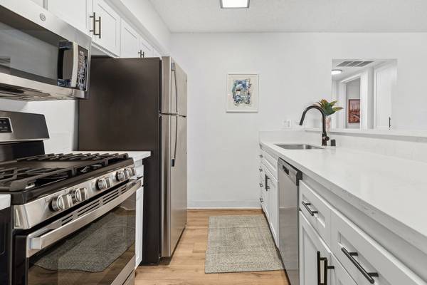 $3,695 / 3br - 1500ft2 - White Quartz Countertops, $500 Off Move-In, Spacious Closets, Carport (Thousand Oaks)63981244616194121