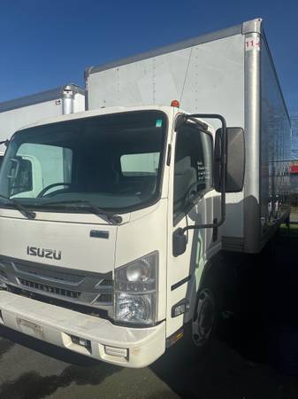 2020 Isuzu 20' Box truck with tailgate 1