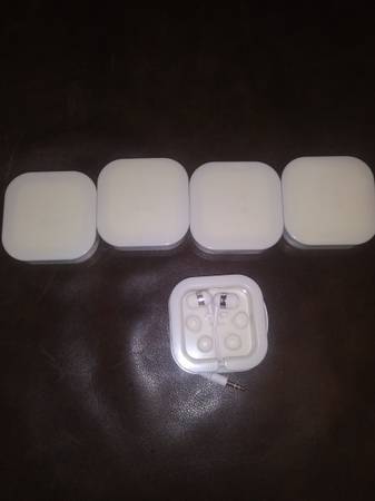 Ear buds / headphones (8 pairs) 1