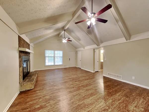 $1,105 / 3br - 1884ft2 - The kitchen has ample cabinet and counter space along with a breakfast (Fayetteville, GA)63964266680579120