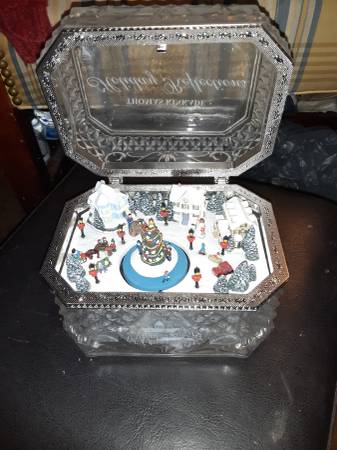 Thomas  Kinkade  Crystal   Music Box 1