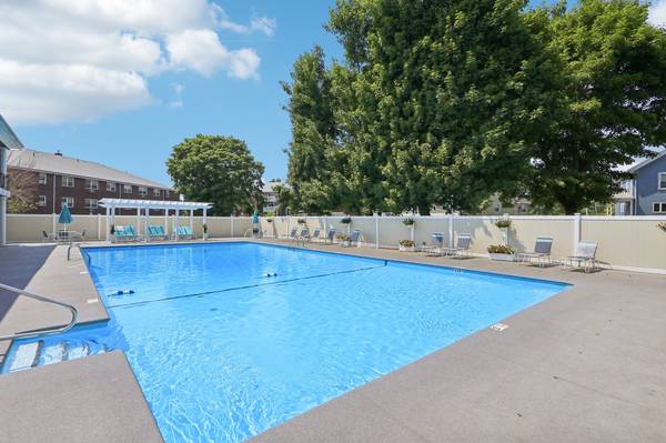 $2,399 / 2br - 700ft2 - 2 Bedroom Dog Friendly Apt! Includes Heat & Hot Water! (Salem)63699196476033124