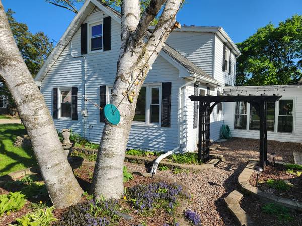 $2795.00 / 4br - 2600ft2 - Burlington Wisconsin Corner Lot Home63846716916355121