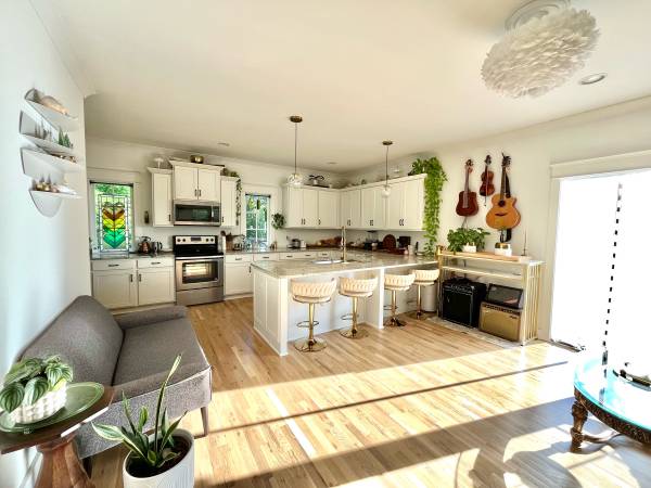 $1,500 / 2br - Beutiful 2bd 1.5 bath house in east- roommate long or short term (East Nashville)63904820659586122