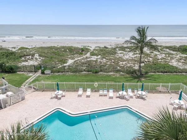 $90 / 2br - 1181ft2 - This beautifully renovated 2-bedroom, 2-bath condo offers direct (Cocoa Beach)63923417346818121