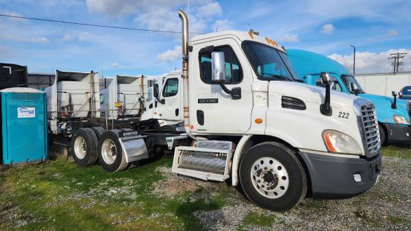 Camión semi 2011 Freightliner Cascadia - $15,000 (Tacoma, WA)63624395872387121