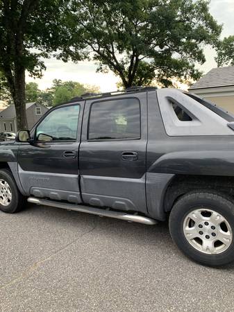 2004 Chevy Avalanche low mileage 1