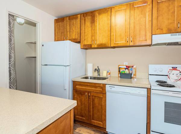 $1,345 / 1br - Save $500 Now! BEAUTIFUL, SPACIOUS - EXCELLENT VIEW, TONS OF INTEREST (Tigard)63914854174338122