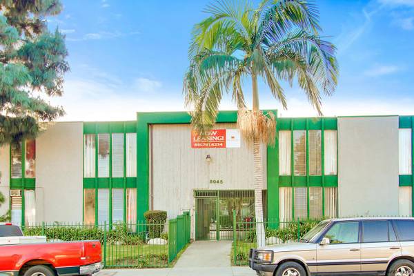 $1,495 / 500ft2 - Studio in Panorama City + Patio/Balcony + Wood Style Floors + Pool (Panorama City)63701166486273121