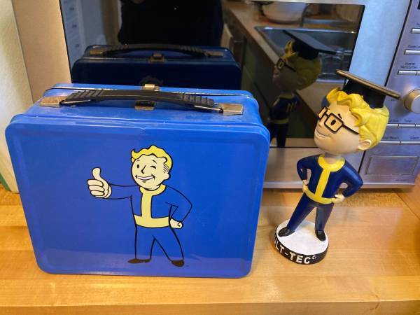 Excellent rare Fallout 4 Vault 111 Metal Blue Lunchbox + Figurine 1