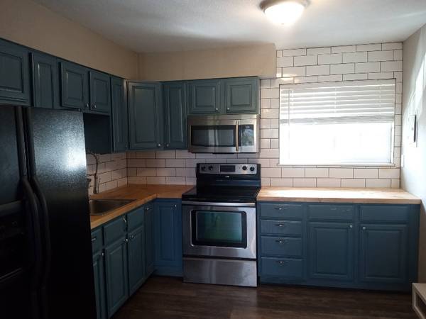 $1100.00 / 2br - 810ft2 - 4050 Airport Rd. Unit #463658264048641121