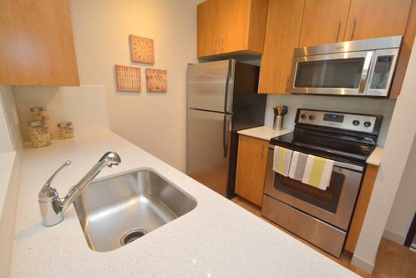 $1,350 / 1br - Your Fur Babies Are Welcome Here @ The Daveneaux! (NE Portland, NE Couch, Laurelhurst, Buckman)63999453997186121