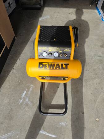 DEWALT 4.5-Gallon Portable Electric 225 PSI Horizontal Air Compressor 1