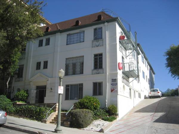$1,895 *************Westwood Village Upper Studio *************************** (530 Glenrock Ave.)64035740562563120