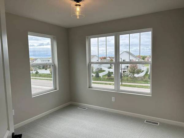 Looking for roommate for December 1 move-in