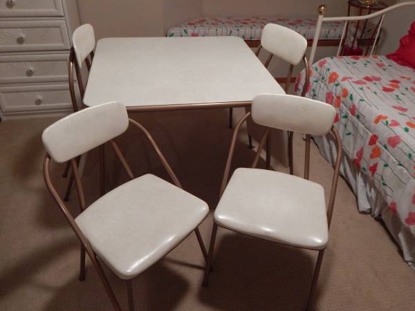 TABLE BRIDGE STYLE W/FOLDING LEGS + 4 CHAIRS 1