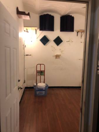 Espacio de ensayo musical / práctica de banda por 750/mes en Danbro Studios (East Williamsburg / West Bushwick)63661767251075120