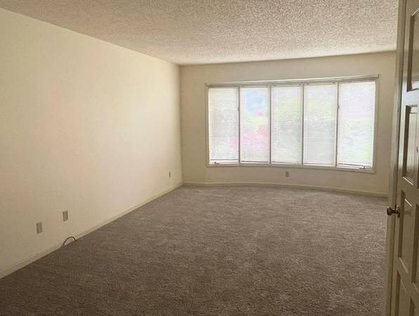 $1,410 / 2br - Lots of Well-Reviewed Dining Destinations - Desirable 2 Bedroom (South Salem)63660444267393124