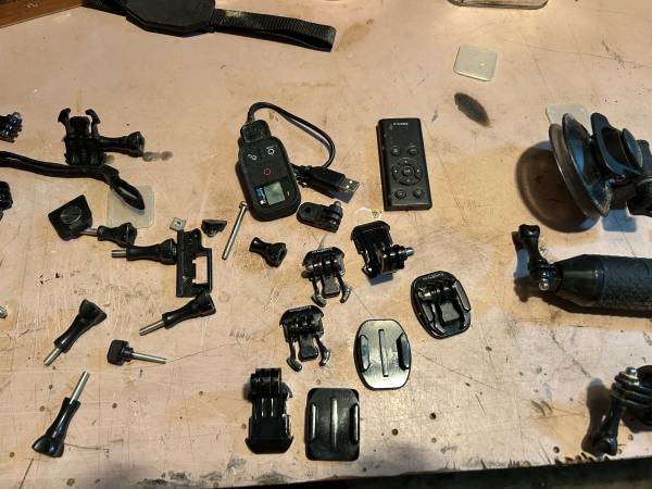 Muchos accesorios, estuches, etc. de GoPro - $20 (Mukilteo)63471421016835121