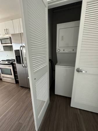 $1,955 Modern studio with full size washer/dryer, ss appli, & walkin closet (West Loop)63781516810113123