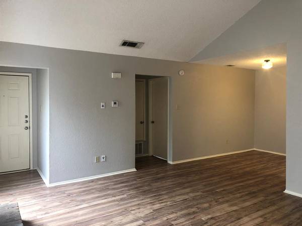 $1,495 / 2br - 900ft2 - 2/2 Duplex for $1495 near Manchaca/William Cannon! Wood Plank Floors! (Manchaca/William Cannon)63922557501187123